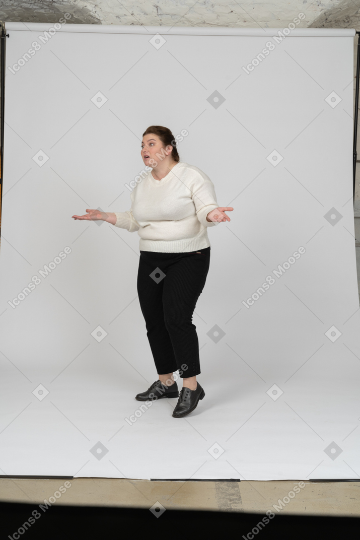 Vista lateral de una mujer regordeta en ropa casual gesticulando