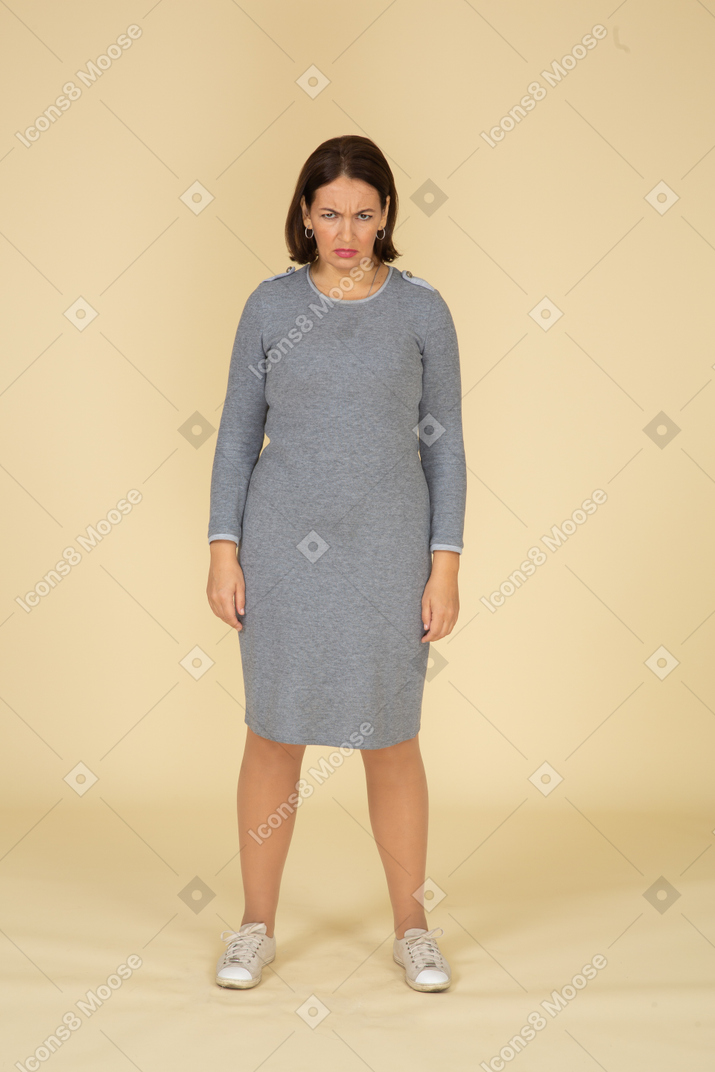 Vue de face d'une femme en robe grise