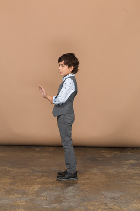 Seitenansicht eines jungen im grauen anzug mit stoppschild