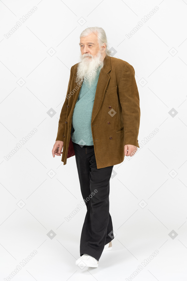Porträt eines gehenden älteren mannes