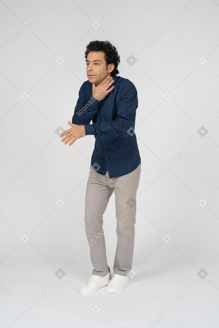 Vue de face d'un homme en vêtements décontractés se calant et faisant des gestes