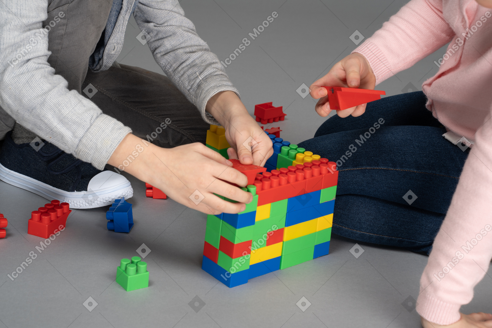 Bambini che giocano a lego