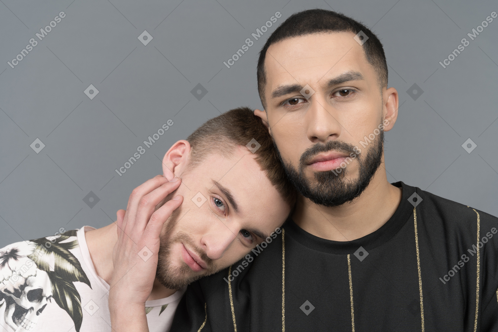 Jeune homme mettant la tête sur l'épaule de son partenaire