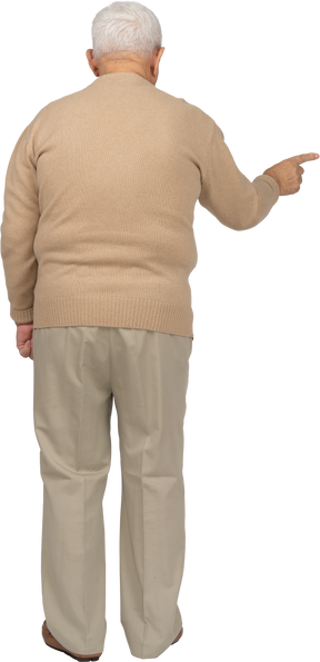 Vista traseira de um velho em roupas casuais, apontando com o dedo
