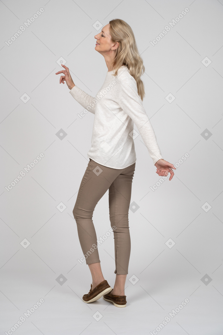 Mulher em roupas casuais posando