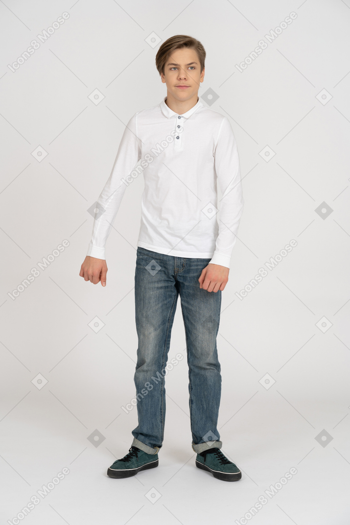Jeune homme en tenue décontractée debout