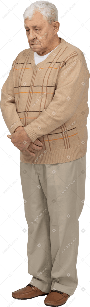 一位穿着休闲服的老人静止不动的正面图