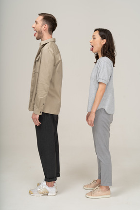 舌を示す若いカップルの側面図
