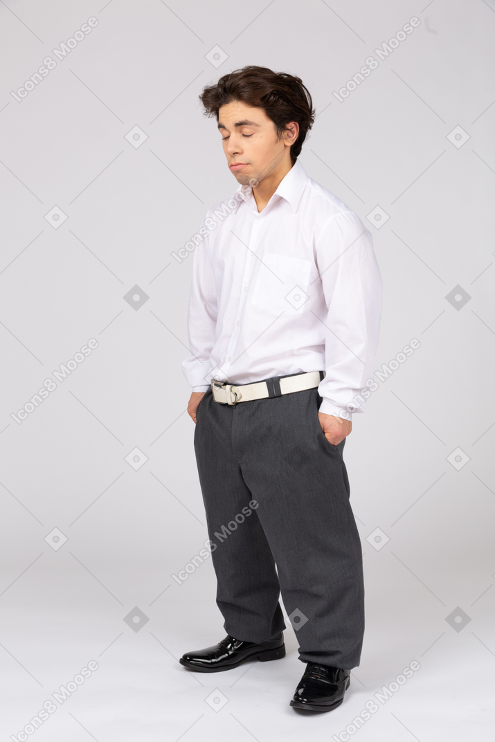 Trabalhador de escritório masculino em pé com os olhos fechados