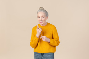 Élégante femme plus âgée dans un pull moutarde