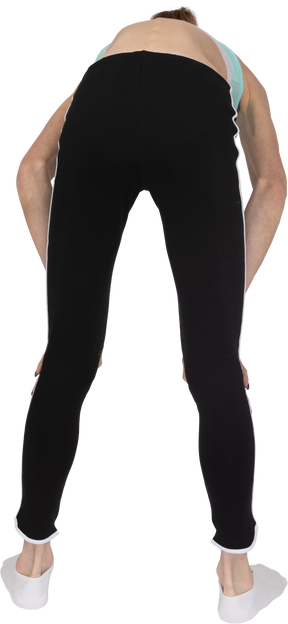 Vista posterior del deportista femenino irreconocible extendiendo las piernas e inclinándose hacia adelante