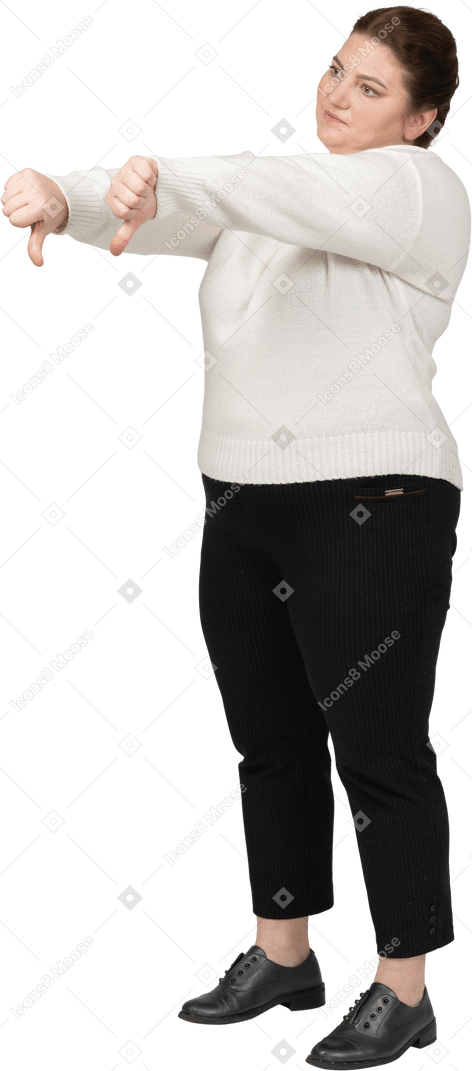 Donna grassoccia in maglione bianco che mostra i pollici in giù