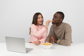 Casal atraente assistindo algum show on-line juntos