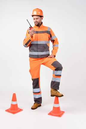 Dando comandi di lavoro sul posto dell'edificio