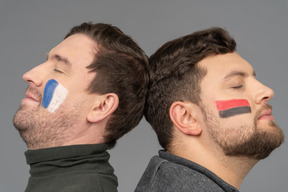 Portrait de deux fans de football masculins