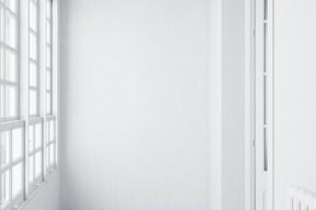 Balcon blanc avec fenêtre à carreaux