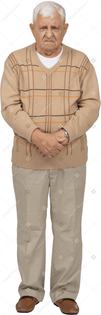 Вид спереди разгневанного старика в повседневной одежде, смотрящего в камеру