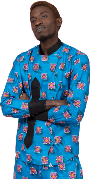 Hombre negro en pijama azul de pie