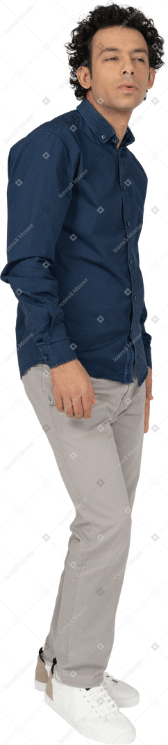 Vista frontal de um homem com roupas casuais fazendo caretas