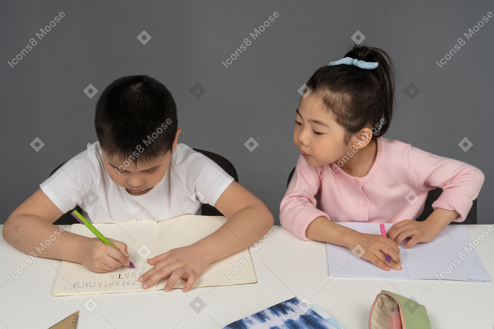 Мальчик и девочка делают домашнее задание
