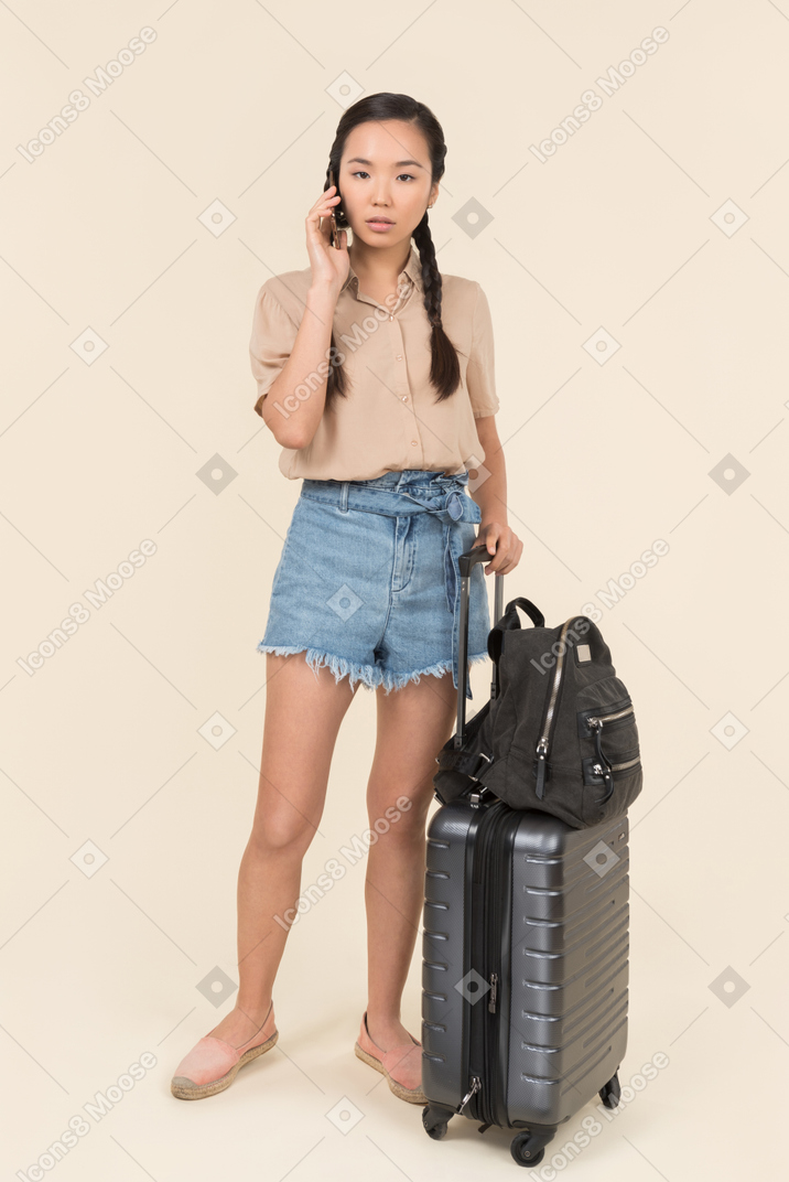 Jovem turista feminina falando ao telefone