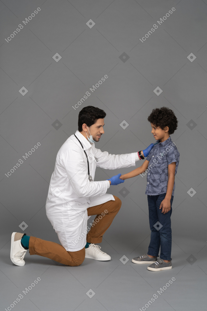 医者と男の子が手を振る