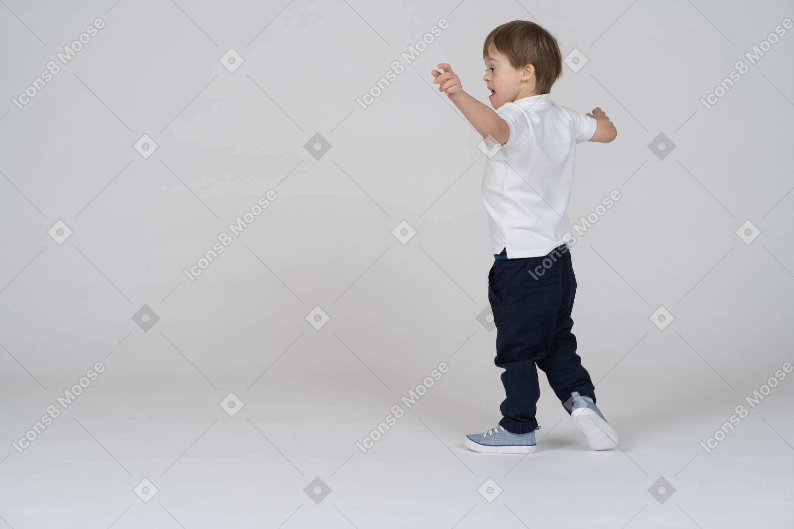 Вид сбоку маленького мальчика, передвигающегося
