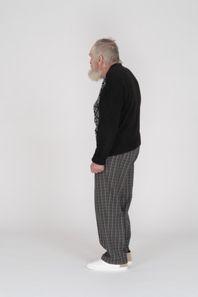 Profilansicht eines stehenden älteren mannes