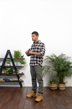 Three-quarter view of a tourist unfolding a knife