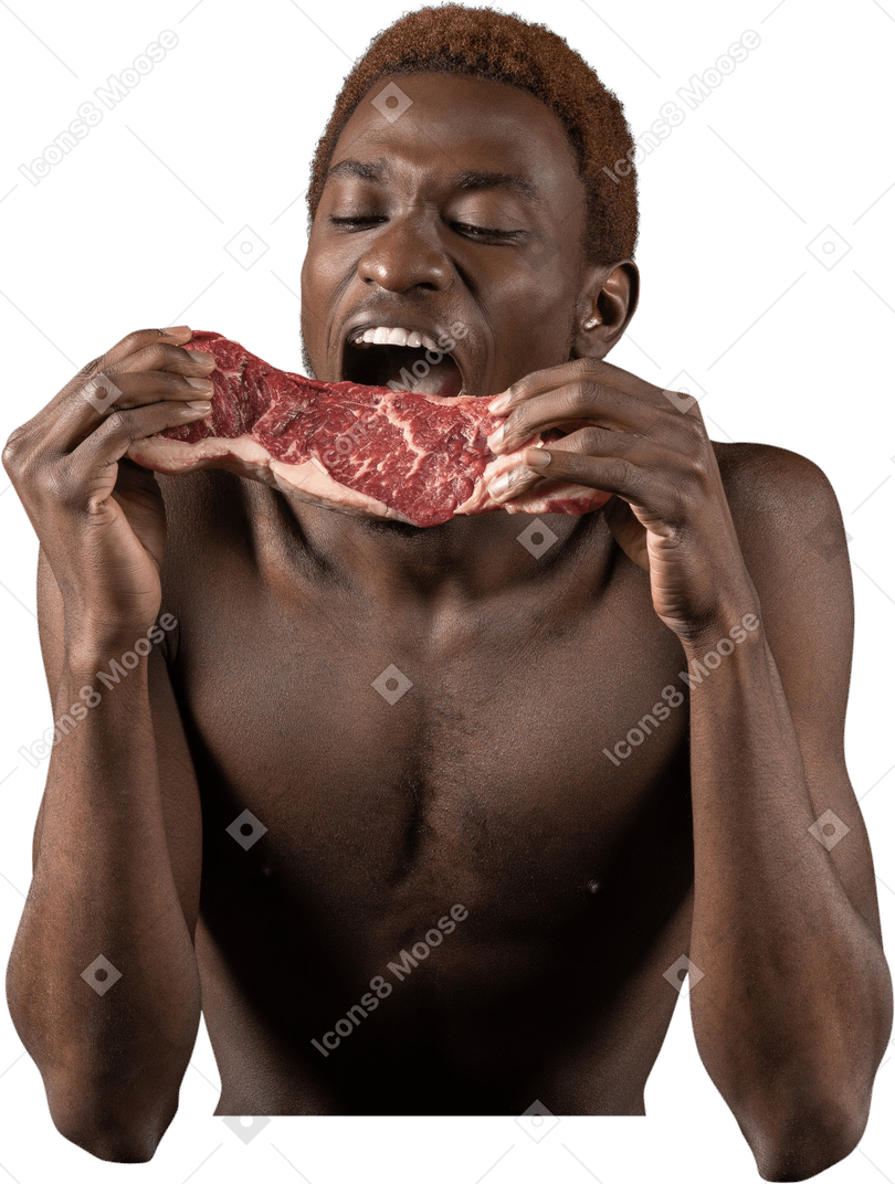 一个年轻的非洲人咬一片肉的前视图