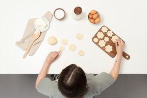Um padeiro feminino fazendo biscoitos
