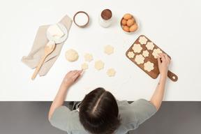 Une boulangère faisant des biscuits