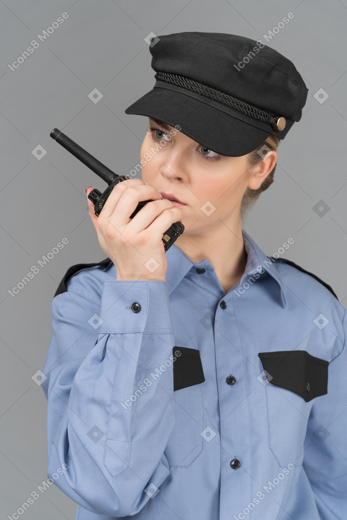 Женщина охранник говорит по радио