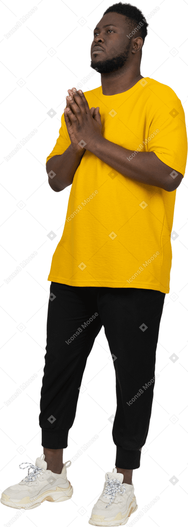一个身穿黄色 t 恤的黑皮肤年轻男子手牵手的四分之三视图