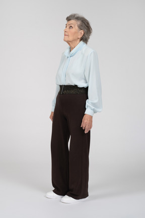 Vista di tre quarti di una donna anziana che guarda con cautela a destra