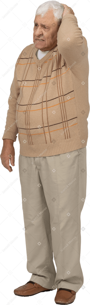 頭に手を置いて立っているカジュアルな服装の老人の正面図