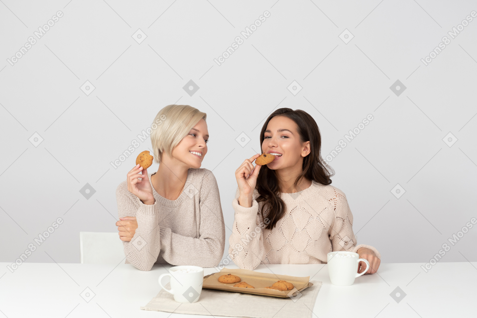 吃饼干和微笑的年轻女性