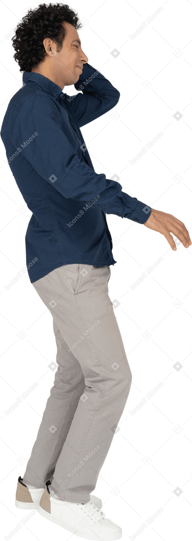 Seitenansicht eines mannes in freizeitkleidung mit kopfschmerzen
