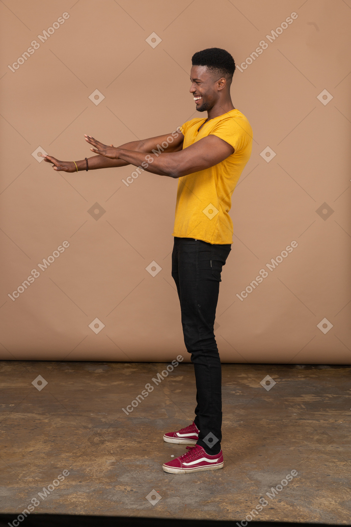 Homme en tenue décontractée debout