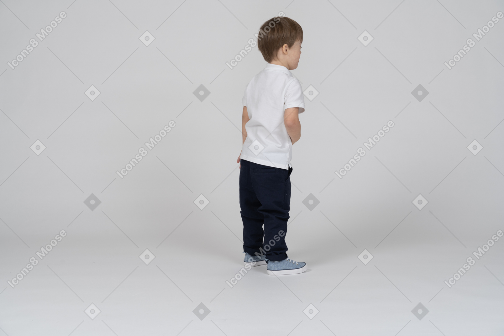 Vista traseira do menino em pé com a mão na barriga