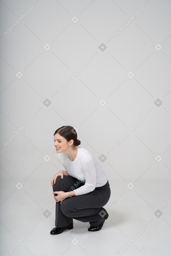 一个年轻女子蹲着的前视图