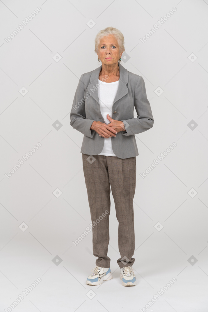 정장을 입은 진지한 노부인의 전면 모습