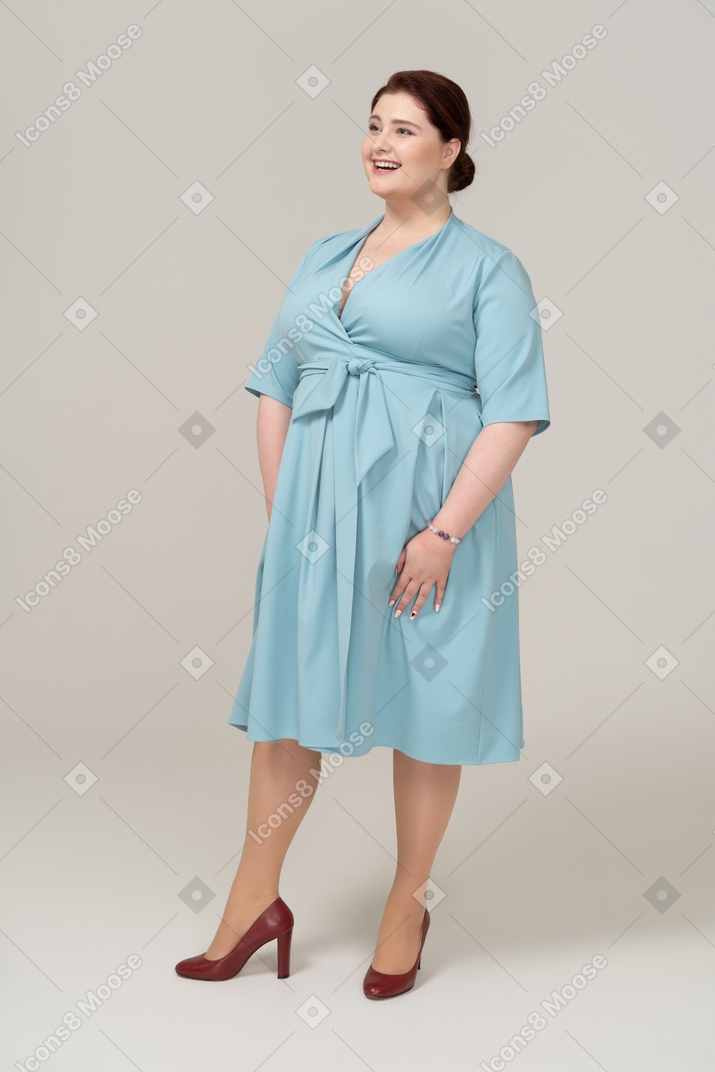 파란 드레스를 입은 행복한 여성의 전면 모습