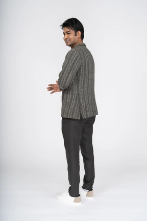 Hombre en traje de pie