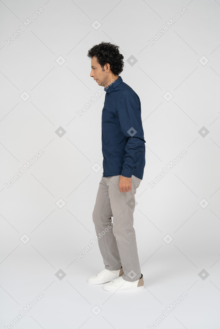 カジュアルな服装の男性の側面図