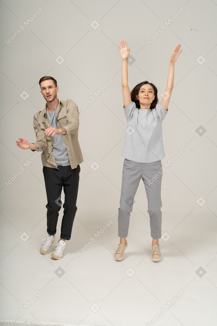 Joven activo y mujer bailando