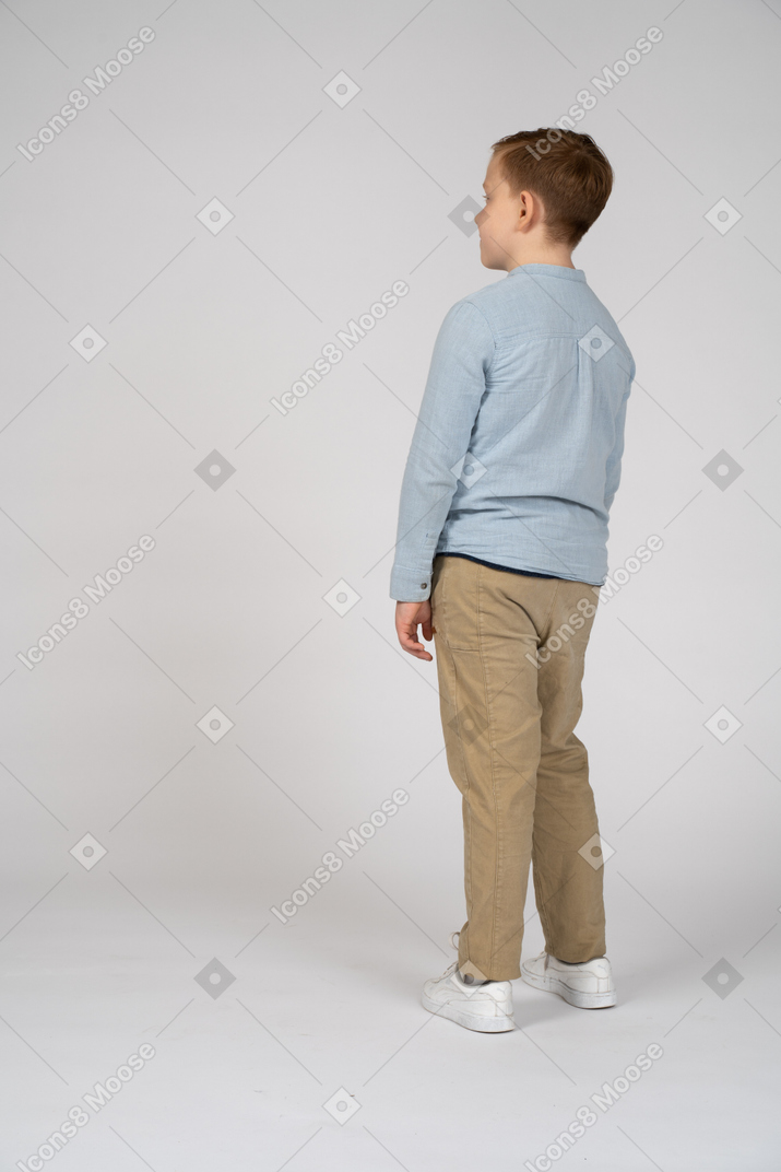 Vista posteriore di un ragazzo in abiti casual