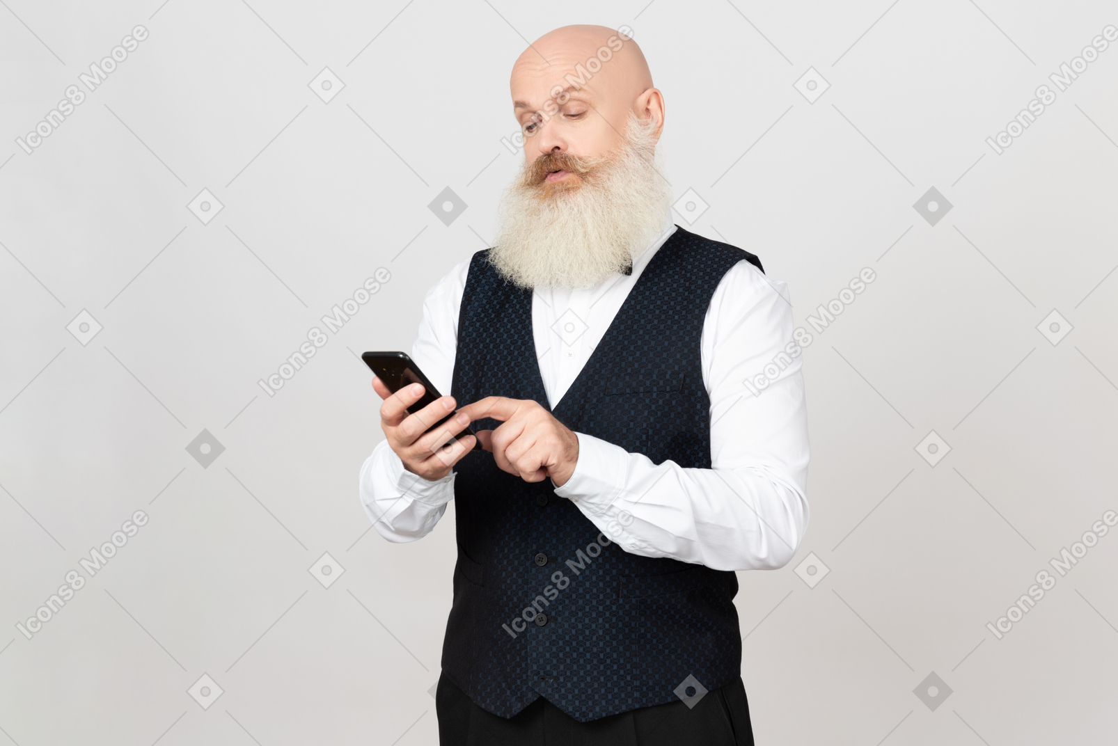 Hombre de edad mirando atentamente en el teléfono