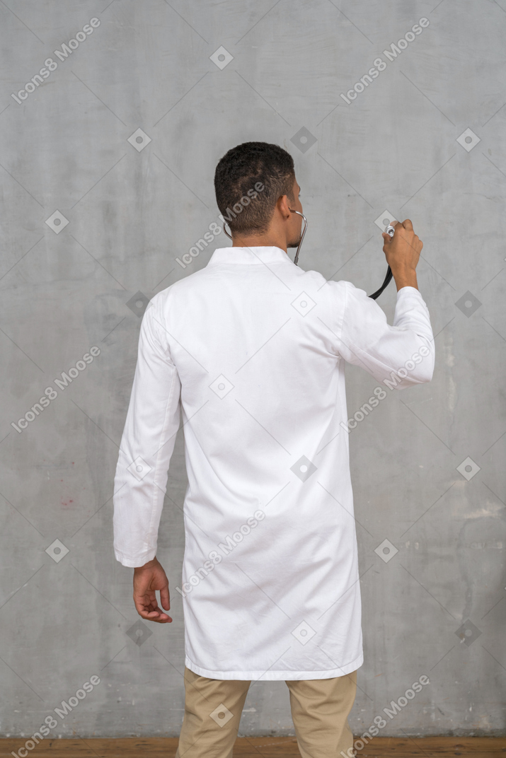 Vista traseira de um médico do sexo masculino com um estetoscópio