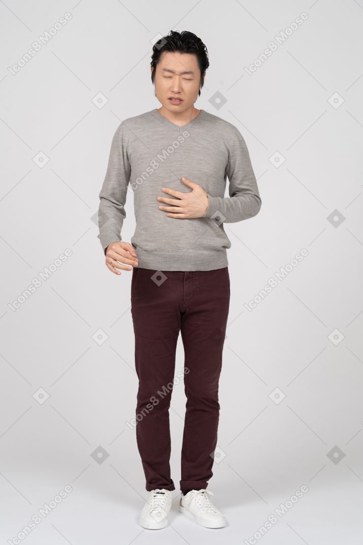 Homme en vêtements décontractés posant